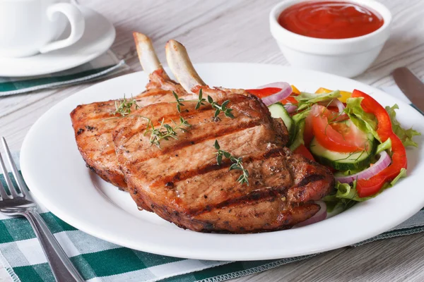 Carne de porco grelhada com salada vegetal fresca horizontal — Fotografia de Stock