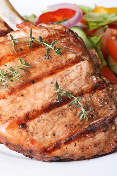 ızgara domuz makro ve dikey sebze salatası