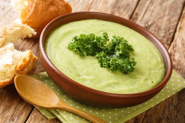 Lahanadan yapılmış hafif diyet krema çorbası. Masanın üzerindeki kaseye yakın plan. yatay