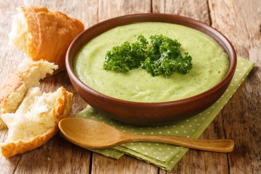 Lahana kabağından yapılmış basit vitamin kremi çorbası. Masanın üzerinde yakın plan bir kasede. yatay