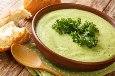Lahanadan yapılmış vejetaryen yeşil krema çorbası. Masanın üzerinde yakın plan bir kasede. yatay