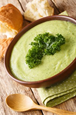 Kremalı Patates Kale Çorbası. Ekmeği yakın planda, masanın üstünde. Dikey