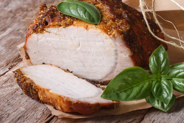 Filetto di maiale arrosto affettato e basilico primo piano orizzontale — Foto Stock