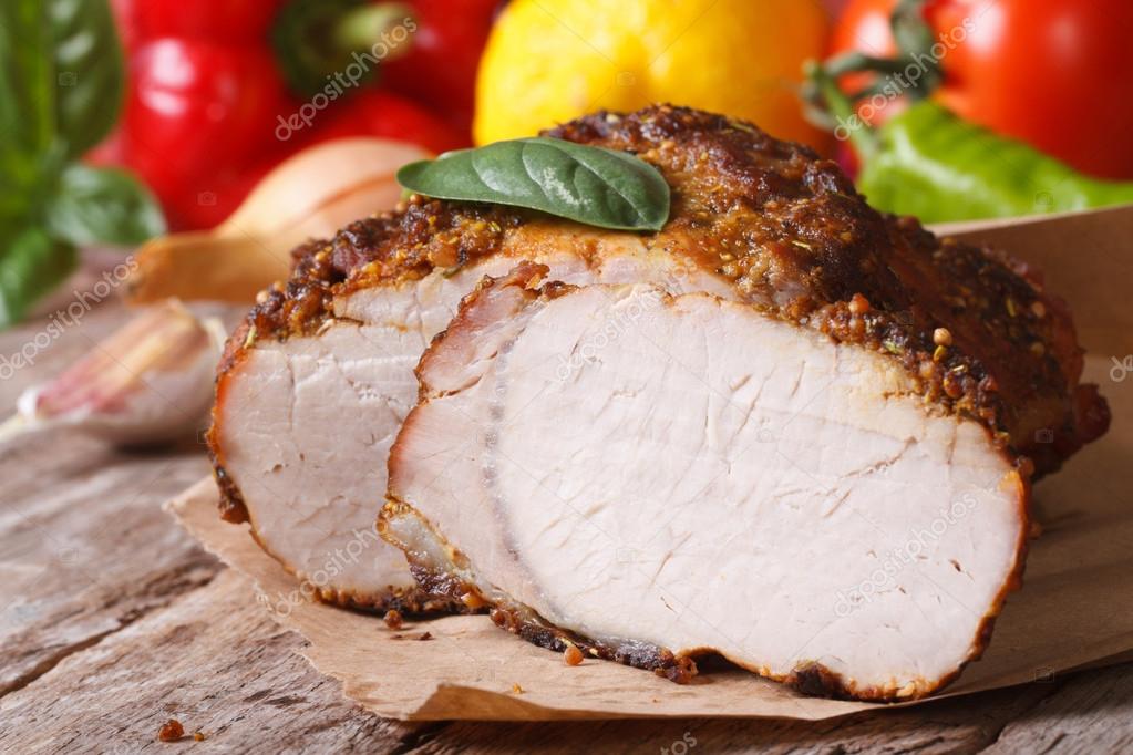 Lezzetli sulu kızarmış domuz eti bonfile ve taze sebze — Stok Foto