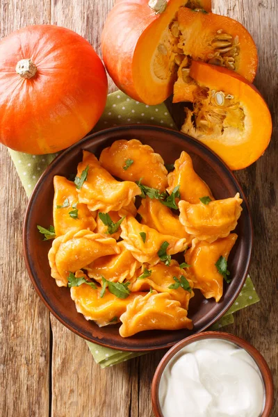 Bolitas Masa Calabaza Pierogi Otoño Servidas Con Crema Agria Cerca —  Fotos de Stock