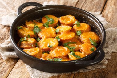 Yüce Kabuklu Patates Patatas a la Importancia masanın üstündeki tavaya yakın. Yatay