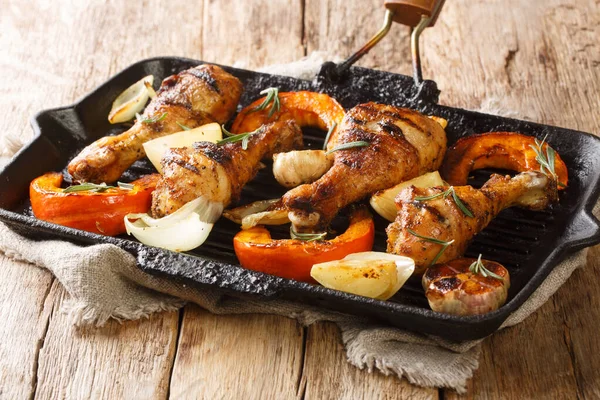 Házi Készítésű Grillezett Csirkelábak Tök Közelivel Egy Grill Serpenyőben Asztalon — Stock Fotó