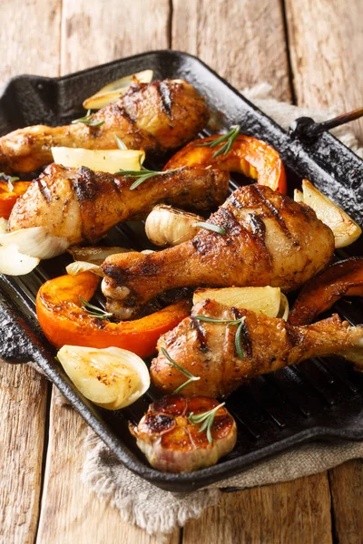 Grilled Chicken Legs Pumpkin Onion Garlic Close Grill Pan Table — Stock Photo, Image