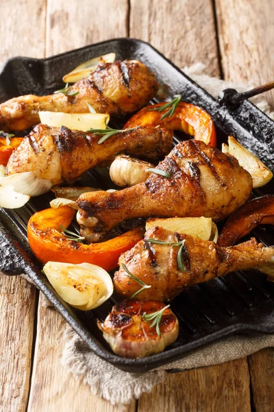 Gegrilde Kippenpoten Pompoen Knoflook Close Een Grillpan Tafel Vertica — Stockfoto