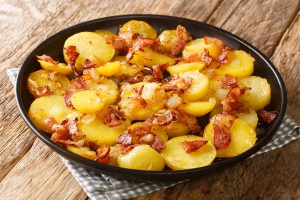 Delicious Fried Potato Bratkartoffeln Bacon Onion Close Plate Table Horizonta — Stock Photo, Image