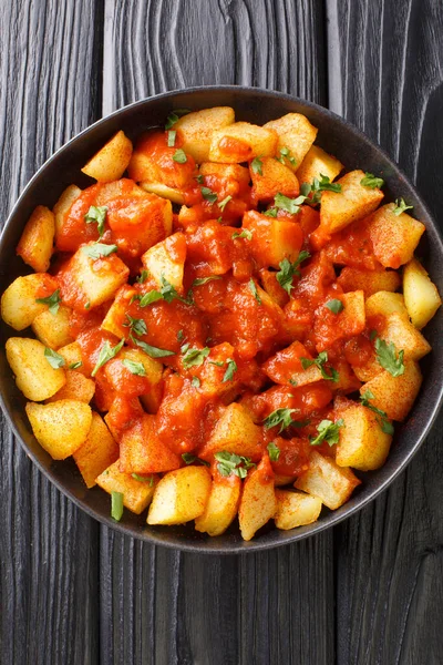 라바스 Patatas Bravas 스페인의 요리로 큐브를 접시에 소스와 내놓는다 수직으로 — 스톡 사진