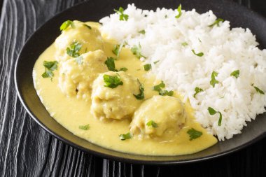 Köri soslu köfteler ve masanın üzerindeki tabağa yakın pirinçler. yatay