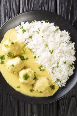 Köfte Köfteli Köfte Boller i Karry masanın üzerindeki tabağa yaklaşın. Yukarıdan dikey üst görünüm