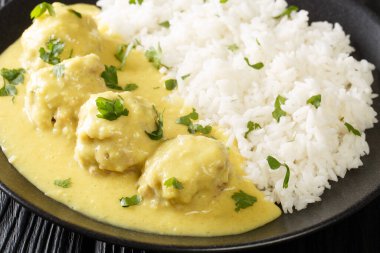 Popüler Danimarka aile yemeği boller i karry veya köri soslu köfteler masada yakın tabakta pilav. yatay