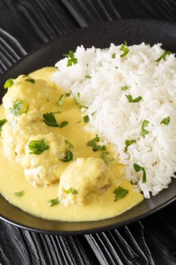 Köfte Köfteli Köfte Boller i Karry masanın üzerindeki tabağa yaklaşın. Dikey