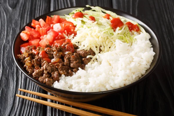 Arroz Taco Japonês Com Carne Moída Legumes Queijo Molho Close — Fotografia de Stock