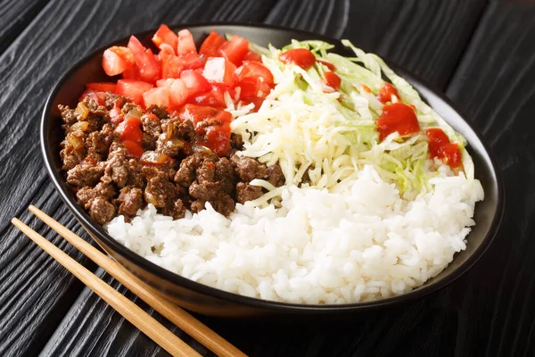 코라이슈 Taco Rice Takoraisu 오끼나와 요리의 대표적 테이블 그릇에 클로즈업하여 — 스톡 사진