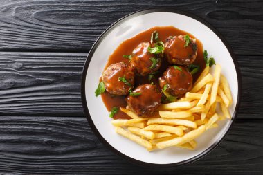 Boulet 'ler Liegeois Liege Köfteleri elma soslu ve patates kızartmaları masanın üstünde. Yukarıdan yatay üst görünüm