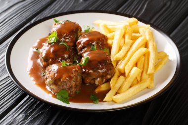 Belçika köftesi Boulet 'leri elma soslu La Liegeoise ve masada yakın plan patates kızartması. Yatay