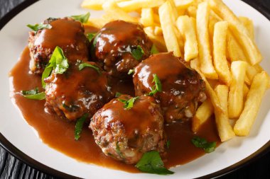 Boulet a la Liegeoise elma soslu klasik Belçika köftesi ve masada yakın plan patates kızartması. Yatay