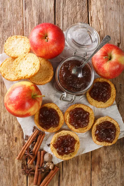 Homemade Sweet Apple Butter Cinnamon Nutmeg Closeup Jar Toasts Table — Stock Photo, Image
