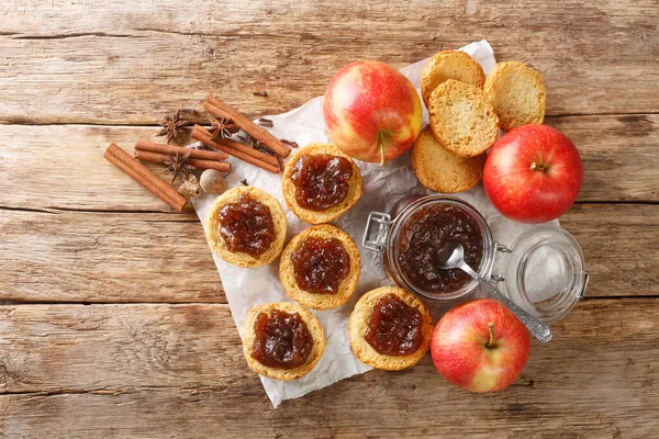 Masło Jabłkowe Przygotowane Organicznych Jabłek Tosty Zbliżenie Stole Poziomy Widok — Zdjęcie stockowe
