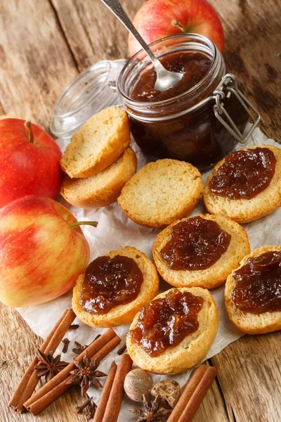 Appelboter Met Kaneel Specerijen Kruidnagel Pot Toast Tafel Vertica — Stockfoto