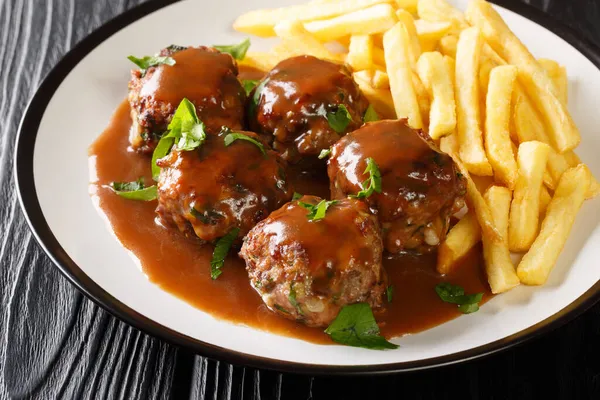 Kulky Liegeois Liege Meatballs Jablečné Omáčce Hranolky Talíři Stole Vodorovně — Stock fotografie