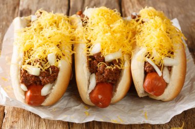 Amerikan Cincinnati Chili sosislisi masadaki gazetede yakın plan. Yatay