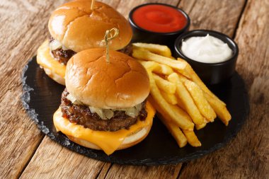 Wisconsin Butter Burger, tereyağlı ekmeğin üzerinde servis edilen taze kıymalı sandviçle ahşap masaya yakın plan peynir. yatay