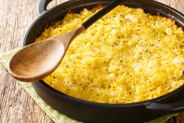 用土豆和洋葱 奶酪和鸡蛋做成的美味砂锅 放在桌上的煎锅里 横向A — 图库照片