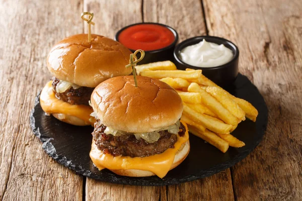 Máslové Burgery Jsou Hamburgery Máslem Buď Přímo Housce Zblízka Dřevěném — Stock fotografie