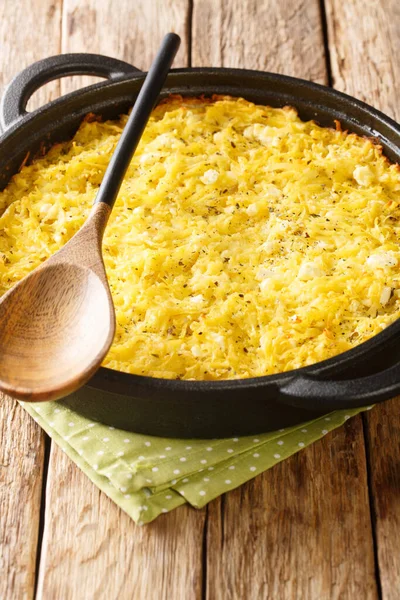 Patatnik Ahşap Masada Peynir Nane Yumurtalı Lezzetli Bir Bulgar Patates — Stok fotoğraf