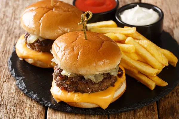 Hamburguesas Con Mantequilla Caliente Con Carne Res Cebolla Queso Derretido — Foto de Stock