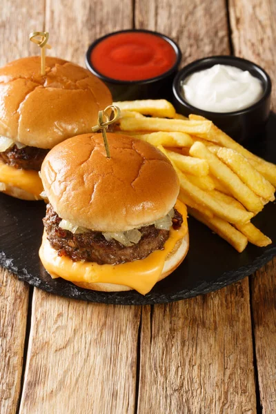 Hambúrguer Carne Manteiga Com Batatas Fritas Close Uma Tábua Ardósia — Fotografia de Stock