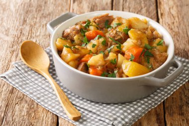 Köfteler, patates, soğan ve havuçla yapılan İskoç yemekleri. Masadaki tencereye yakın. Yatay