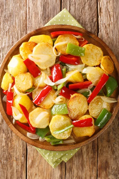 Kızarmış Patates Soğan Kırmızı Yeşil Biberler Masanın Üstünde Yukarıdan Dikey — Stok fotoğraf