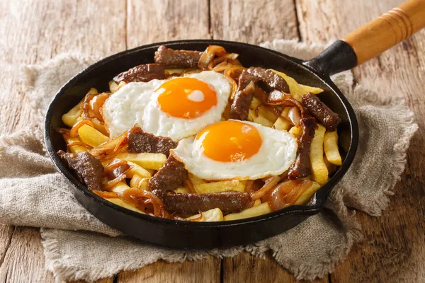 Chorrillana Ist Ein Chilenisches Lieblingsgericht Aus Pommes Frites Mit Rindfleisch — Stockfoto