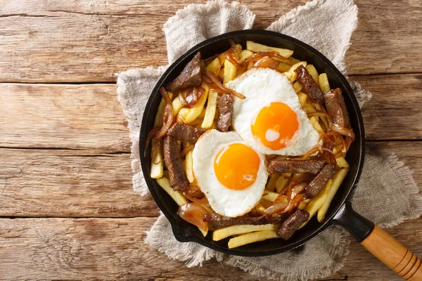 Geleneksel Şili Chorrillana Biftekli Karamelli Soğanlı Tavada Yakın Pişmiş Yumurtadan — Stok fotoğraf