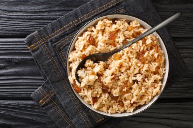 Hindistan cevizi pilavı pilavı ve masada yakın plan üzümlü pilav. Yukarıdan yatay üst görünüm