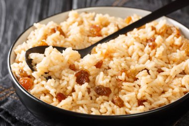 Arroz con coco, pirinç, hindistan cevizi, şeker, tuz ve kuru üzümlerden oluşan lezzetli bir Kolombiya mezesidir. yatay