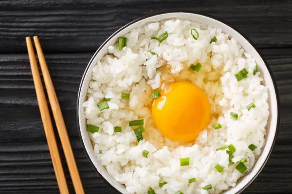 Tamago Kake Gohan Recept Egg Rice Bezárul Tálban Asztalon Vízszintes — Stock Fotó