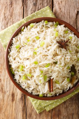 Mükemmel Jeera Rice Hint kimyon pilavı masanın üzerindeki kaseye yakın. Yukarıdan dikey üst görünüm