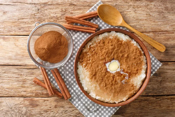 Traditionele Deense Rijstpudding Met Kaneel Suiker Boter Kom Tafel Horizontaal — Stockfoto