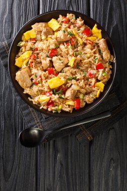 Arroz Şöförü Peru usulü kızarmış Çin pirinci, pirinç, kırmızı dolma biber, soğan, sarımsak, soya sosu, çırpılmış yumurta ve tavuktan oluşur. Yukarıdan dikey üst görünüm