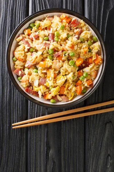 Autentyczne Yangzhou Fried Rice Chao Fan Zamknąć Talerzu Stole Pionowy — Zdjęcie stockowe