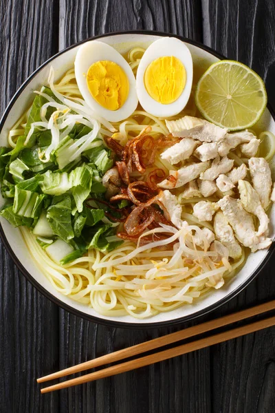 Zuppa Noodle Pollo Indonesiano Soto Ayam Chiudere Nel Piatto Sul — Foto Stock
