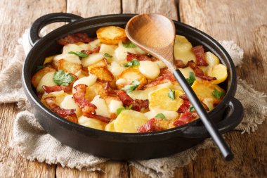 Kızartma tavasında peynirli ve pastırmalı fırında patatesten yapılmış mantarlı krep. Yatay