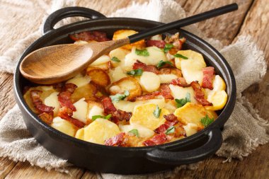 Truffade, ince dilimlenmiş patatesler ve masanın üstündeki tavanın yakınındaki taptaze peynirle yapılan bir çeşit kalın krep türüdür. Yatay