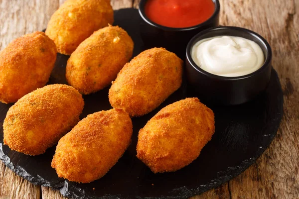 Croquetas Españolas Con Bacalao Salado Servido Con Salsas Cerca Plato — Foto de Stock